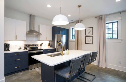 Hillsboro Village House | Sleeps 18! Hot tub-Walk to Cafes
