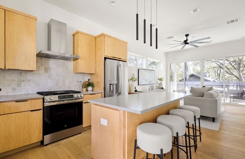 Riverside House | Sleeps 18 | MUST SEE! Pool & Chef’s Kitchen | Fun!