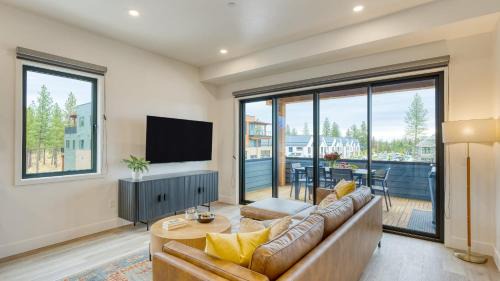Bend House | Sleeps 20 4 Units Hot Tub Deck Near DowntownOld Bend Aerie by AvantStay