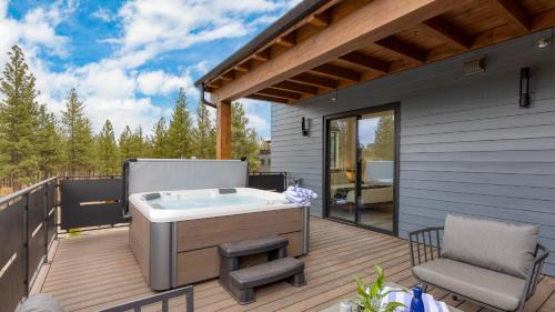 Bend House | Sleeps 20 4 Units Hot Tub Deck Near DowntownOld Bend Aerie by AvantStay