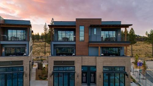 Bend House | Sleeps 20 4 Units Hot Tub Deck Near DowntownOld Bend Aerie by AvantStay