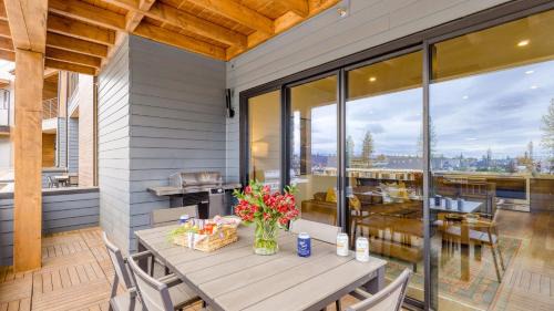 Bend House | Sleeps 20 4 Units Hot Tub Deck Near DowntownOld Bend Aerie by AvantStay
