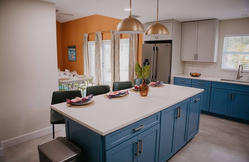 Palma Sola House | Sleeps 20 | Games | Basketball | Pool | Movie Room