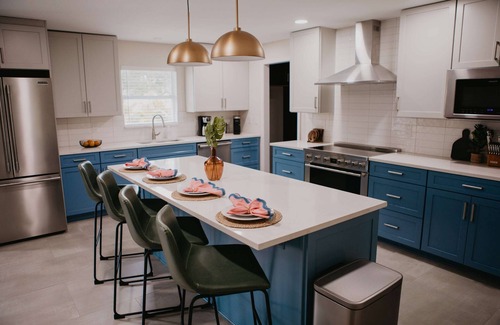 Palma Sola House | Sleeps 20 | Games | Basketball | Pool | Movie Room