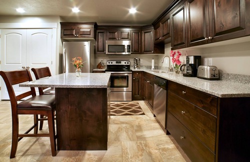 Ogden House | SLEEPS 20 IN LUXURY! Private Hot Tubs+Best Location+BBQ+Patio+5 Mins to Dwntwn!