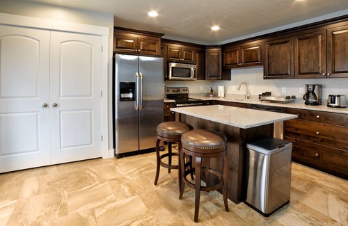 Ogden House | SLEEPS 20 IN LUXURY! Private Hot Tubs+Best Location+BBQ+Patio+5 Mins to Dwntwn!