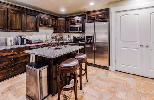 Ogden House | SLEEPS 20 IN LUXURY! Private Hot Tubs+Best Location+BBQ+Patio+5 Mins to Dwntwn!