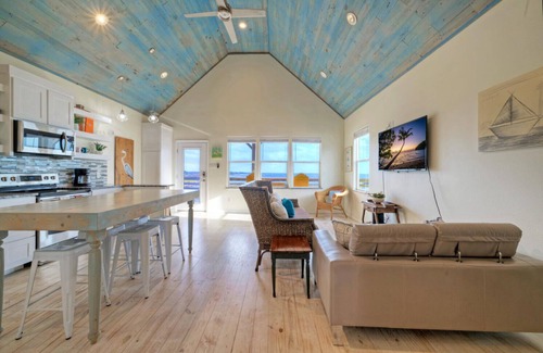 Flour Bluff House | Sleeps 22 | 3 Homes on the Bay w/Waterfront Pool + Boat Dock | Laguna Village