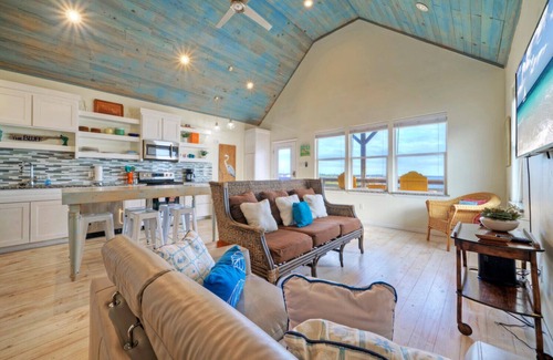 Flour Bluff House | Sleeps 22 | 3 Homes on the Bay w/Waterfront Pool + Boat Dock | Laguna Village