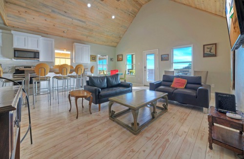 Flour Bluff House | Sleeps 22 | 3 Homes w/Boat Dock + Waterfront Pool | Laguna Village Sanctuary
