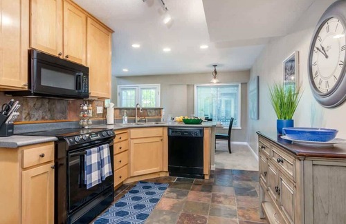 Midvale House | Sleeps 23 * 2 Hot Tubs * Fireplace * Park *Picnic