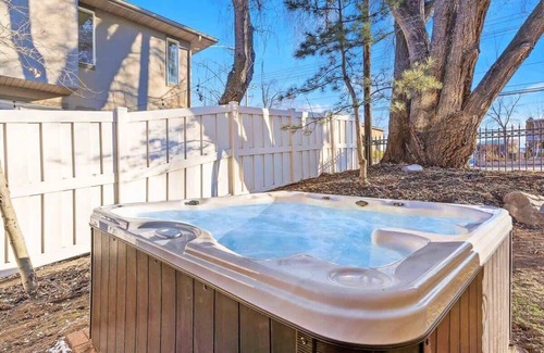 Midvale House | Sleeps 23 * 2 Hot Tubs * Fireplace * Park *Picnic