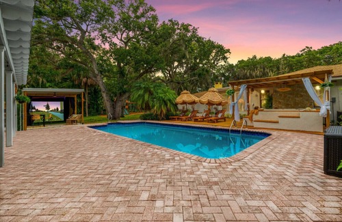 Largo Apartment | Sleeps 25+ 9BR Golf Simulator, Game Room, Heated Pool