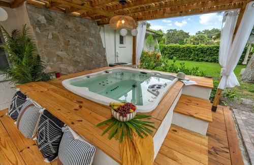 Largo Apartment | Sleeps 25+ 9BR Golf Simulator, Game Room, Heated Pool