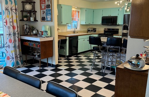 Post Falls House | Sleeps 25, Swimming pool, pickleball, hot tub, arcade, basketball, playground
