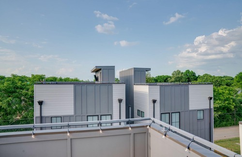 Talbot's Corner House | * SLEEPS 30* Music City Reunion - *3 Units * 9BR* 9BA * Amazing Rooftops*
