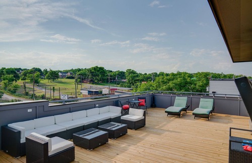 Talbot's Corner House | * SLEEPS 30* Music City Reunion - *3 Units * 9BR* 9BA * Amazing Rooftops*