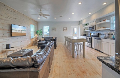 Flour Bluff House | Sleeps 31 | 2 Homes w/Boat Dock + Waterfront Pool | Laguna Village Getaway