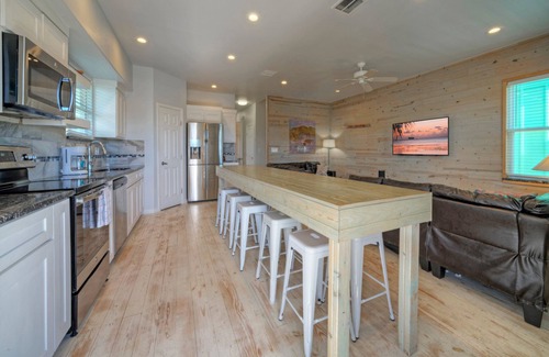 Flour Bluff House | Sleeps 31 | 2 Homes w/Boat Dock + Waterfront Pool | Laguna Village Getaway