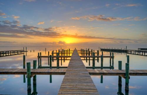 Flour Bluff House | Sleeps 31 2 Homes w Boat Dock Waterfront Pool Laguna Village Getaway