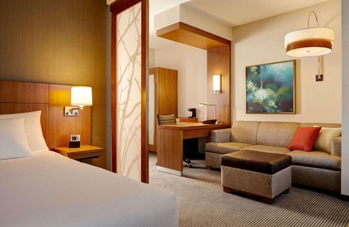 Interchange Square Hotel | Sleeps 4! Comfy and Clean King Unit Near Attractions, Pool, Free Parking