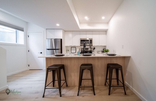 Southwest Edmonton Apartment | Sleeps 4|King Bed|Near Whyte Ave & U of A & Stollery