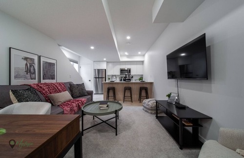 Southwest Edmonton Apartment | Sleeps 4|King Bed|Near Whyte Ave & U of A & Stollery