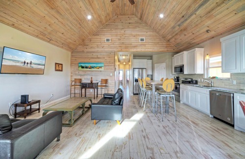 Flour Bluff House | Sleeps 46, 6 Homes | Private Boat Dock, Waterfront Pool, Views | Laguna Village