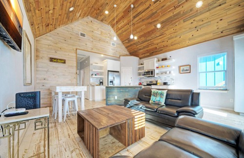 Flour Bluff House | Sleeps 46, 6 Homes | Private Boat Dock, Waterfront Pool, Views | Laguna Village