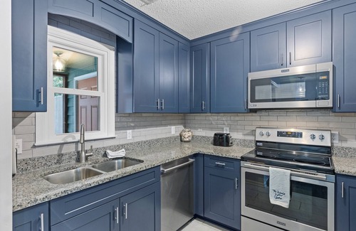 Emerald Isle House | Sleeps 5! 2 BR, 2.5BA Townhome-Walk to Beach & Dining – Your Escape Awaits!