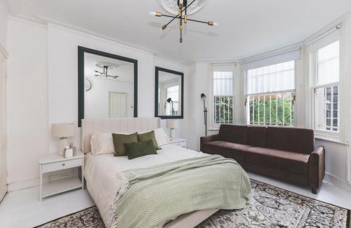 West Kensington Apartment | Sleeps 5! Cozy Kensington Flat, 4 Mins To Station!