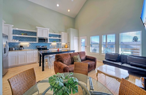 Flour Bluff House | Sleeps 54, 4 Bayfront Homes | Boat Dock, Waterfront Pool, Views | Laguna Village
