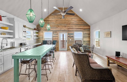 Flour Bluff House | Sleeps 54, 5 Homes | Private Boat Dock, Waterfront Pool & Views | Laguna Village