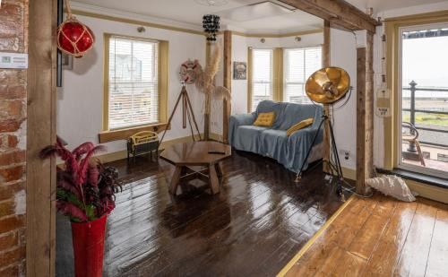 Youghal Apartment | Sleeps 6 - 100mFromBeach - Ocean View Balcony