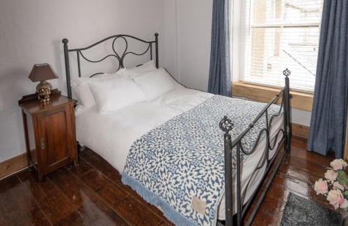 Youghal Apartment | Sleeps 6 - 100mFromBeach - Ocean View Balcony