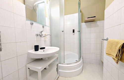 Zizkov Apartment | Sleeps 6 flat by tram Zizkov
