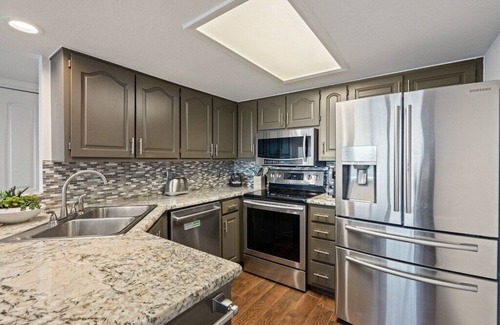 Briarcliff Condo | Sleeps 8-10, waterfront, boat slip, pool & hot tub