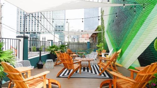 Rutledge Hill House | Sleeps 8 4 SoBro Suites w Kitchens Art Walk to Broadway – by AvantStay