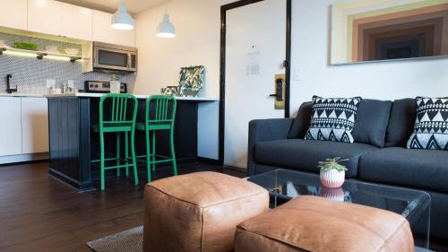 Rutledge Hill House | Sleeps 8 4 SoBro Suites w Kitchens Art Walk to Broadway – by AvantStay