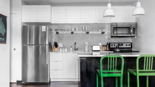 Rutledge Hill House | Sleeps 8 4 SoBro Suites w Kitchens Art Walk to Broadway – by AvantStay