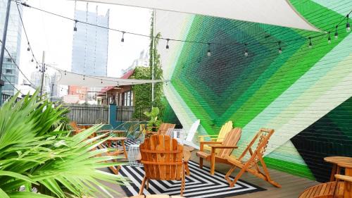 Rutledge Hill House | Sleeps 8 4 SoBro Suites w Kitchens Art Walk to Broadway – by AvantStay