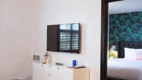 Rutledge Hill House | Sleeps 8 4 SoBro Suites w Kitchens Modern Touches – by AvantStay
