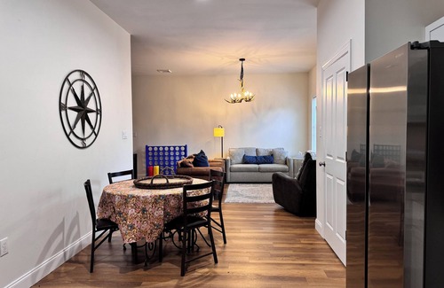 Linglestown Cottage | Sleeps 8! Foosball+Arcade, Private Courtyard, Parking, Washer+Dryer. Great home!