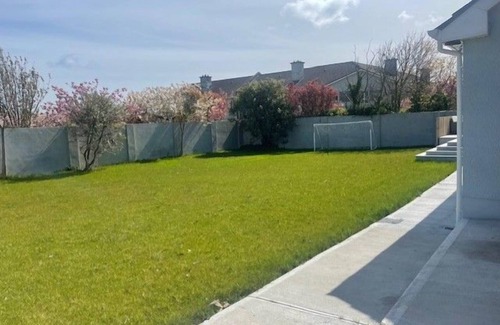 Dingle Cottage | Sleeps 8 guests in 4 bedrooms