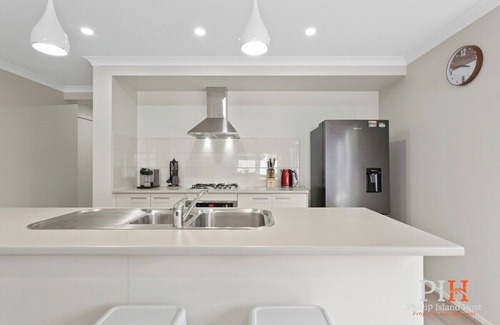 Cowes House | Sleeps 8 Ideal for Fishing Trip
