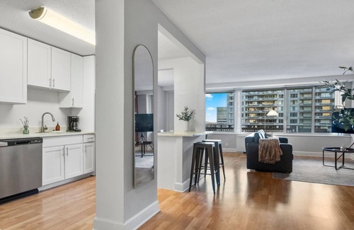 Crystal City Apartment | Sleeps 8|King Bed|Metro Access|Parking|Balcony