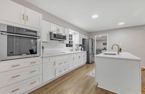Southwest Raleigh House | SLEEPS 9! Close to lovely downtown Cary/Raleigh/RDU. Pets welcome!