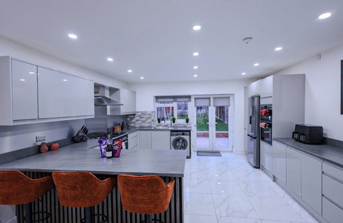 Hall Green House | Sleeps17 Bliss 7-Bedroom Luxury Escape Birmingham