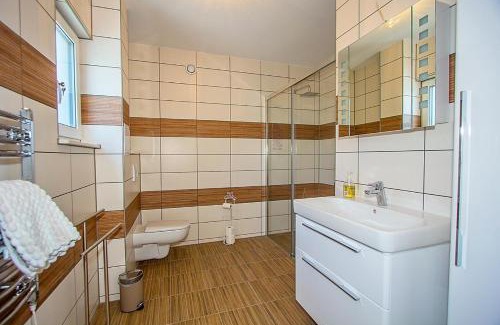 Wadebridge House | Sleeps8- EcoFriendly- KingBeds- FamilyFriendly