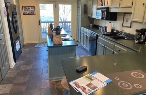 Hillsboro Cabin | Sleepy Hollow Large 4 Bedroom Lakefront House in Rocky Fork Lake